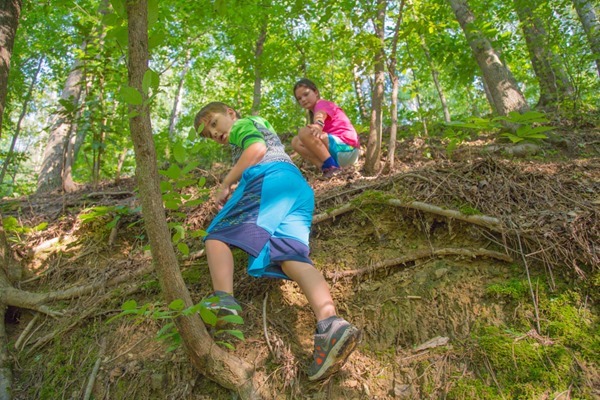 08 Ali-Assisting-Noah-climb_MG_9697 s 